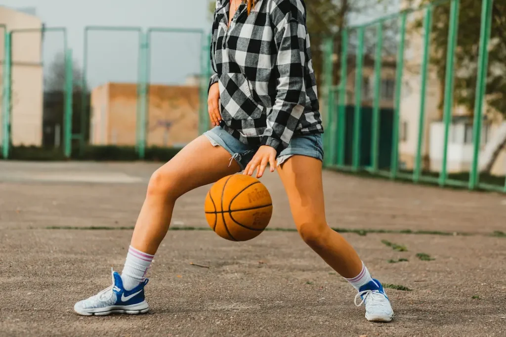 Chica jugando al baloncesto con unas zapatillas Nike